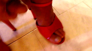 Alexiasissyslut jouit sur son pied et ses collines